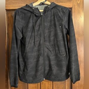 Vuori women’s outdoor trainer shell in camo.